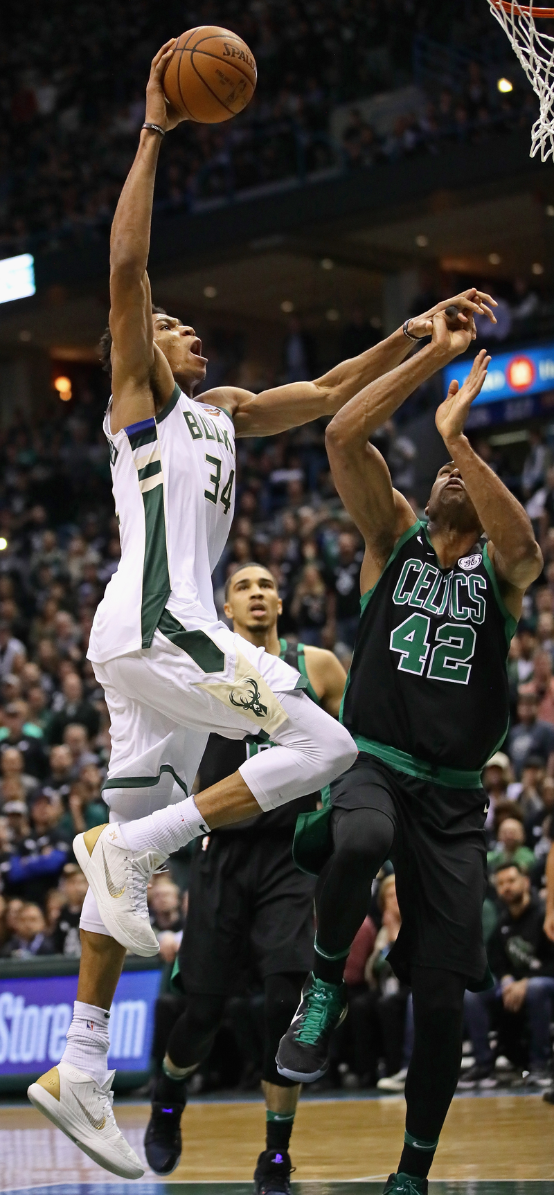 Illustration for article titled Giannis Antetokounmpo Baptized Al Horford And The Photos Were Beautiful